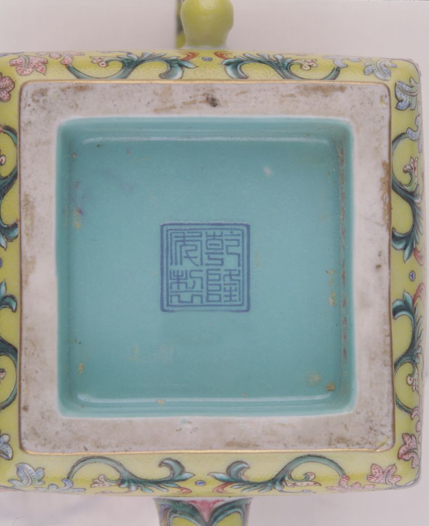 图片[4]-Qianlong style yellow ground light pink landscape figure painting of a square teapot-China Archive